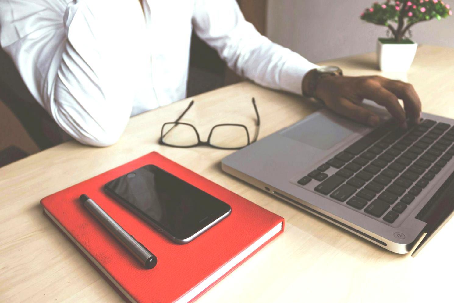 Session de formation en gestion financière avec participants attentifs
